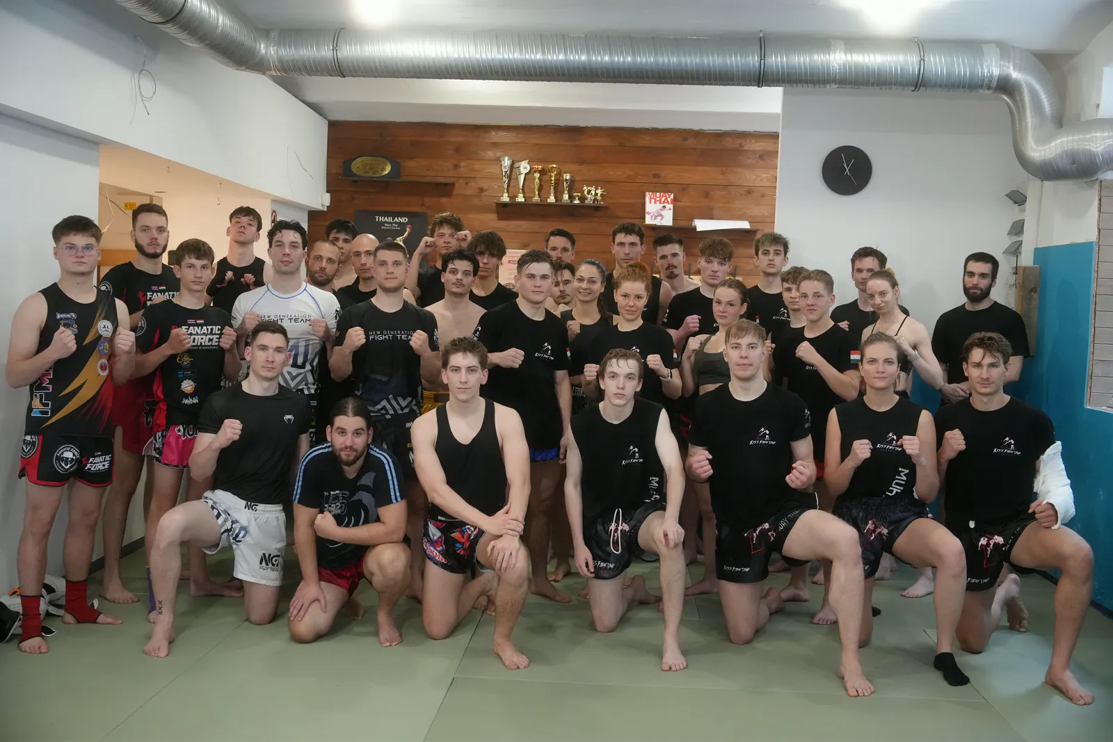 A Németh Zsombor szeminárium résztvevői a Kiss Fighting Academy termében