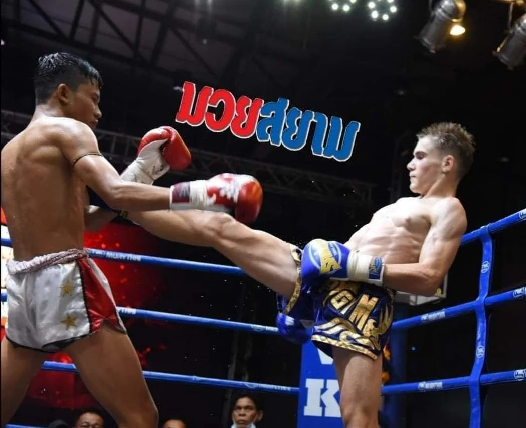 Zsombi rúgástechnikát alkalmaz egy Muay Thai mérkőzésen
