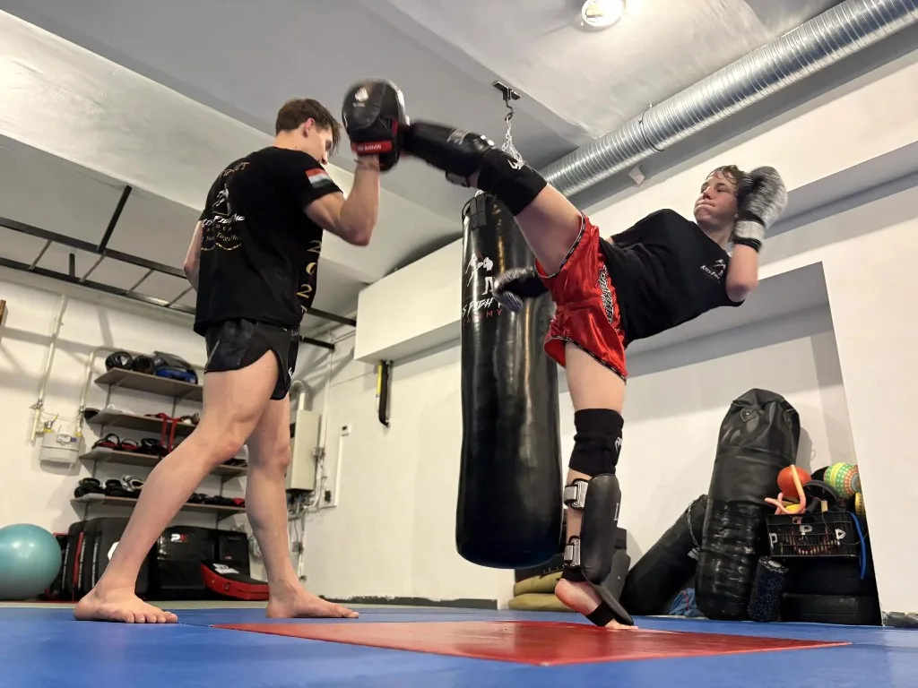 Fiatal tanítvány nevetve üt egy padra edzés közben